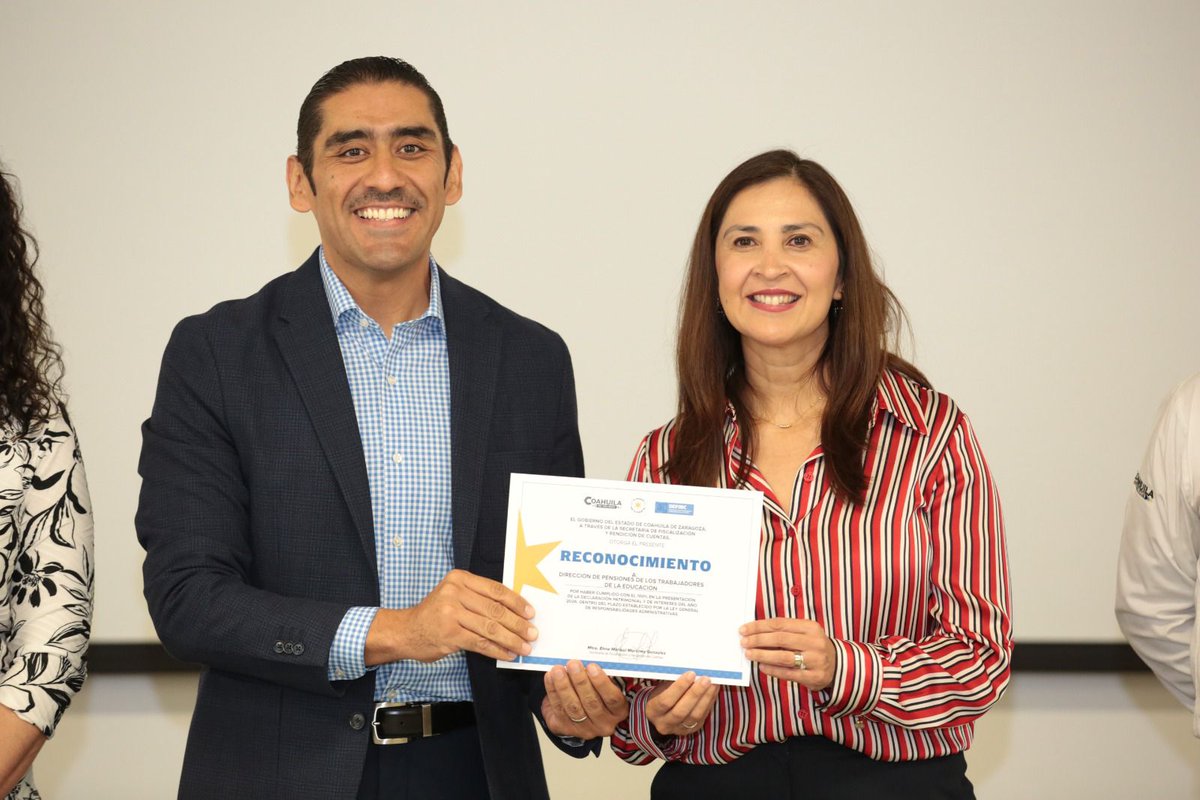 ContraloriasMX's tweet photo. La Secretaría de Fiscalización y Rendición de Cuentas del Estado de Coahuila reconoció a dependencias, organismos descentralizados, institutos y universidades públicas que cumplieron al 100%, en tiempo y forma, con la presentación de la Declaración Patrimonial y de Intereses 2026.

La titular de la Secretaría, la Lic. Elma Marisol Martínez González, encabezó la entrega de reconocimientos a 38 entidades por atender esta obligación con lo que se refrenda el compromiso de contar con instituciones sanas, organizadas y alineadas a la visión de un gobierno íntegro y eficiente.

#CPCEF2026 #Transparencia #ContraloríasMX #Anticorrupción #BuenGobierno #Coahuila #México