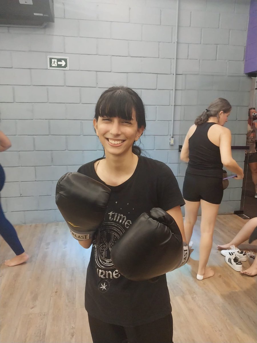 DanosMorais7's tweet photo. As vezes eu genuinamente me pego sentindo falta do Muay Thai 😔💔

Bater em pessoas e receber porrada e depois bater nelas dnv em um loop pique Dragon Ball(na minha cabeça) é muito gratificante https://t.co/uSSmA0iUHK