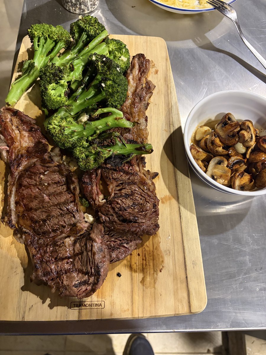 sfrantzman's tweet photo. Dinner at #chezfrantzman steak with grilled asparagus and fried mushrooms https://t.co/NFnvxgshA2