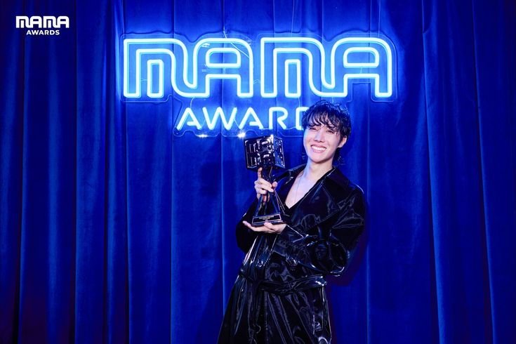 BTSDailyChile's tweet photo. 💡 ¿SABÍAS QUE…?

#BTS es el primer  y único artista en la historia en recibir el MAMA Platinum, un premio especial entregado en los MAMA Awards 2022.

🏆 Este reconocimiento llegó después de una hazaña histórica: BTS consiguió los 4 Daesang de MAMA durante 3 años consecutivos (2019, 2020 y 2021):

• Artist of the Year
• Song of the Year
• Album of the Year
• Worldwide Icon of the Year

Es decir, BTS logró un Daesang All-Kill durante tres años seguidos, un dominio histórico que MAMA reconoció con el Platinum.

El premio fue recibido por j-hope en representación de BTS.

Y ahora la pregunta es… ARMY ¿estamos listos para volver a hacer historia este año?

#BTSBestBand