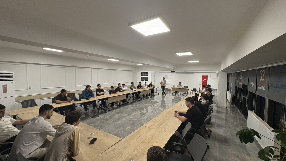 niyazibzkrtt's tweet photo. Üniversiteler başlamadan önce temsilciliklerimiz ve yönetim kurulumuzla bir araya gelerek fikir alışverişinde bulunduk.

Üni Hodri Meydan olarak yalnızca tribünde değil, sosyal hayatta da insanlara dokunacak projeler geliştirmeye devam ediyoruz. 

#UNIHM https://t.co/7zjDbGnbLG