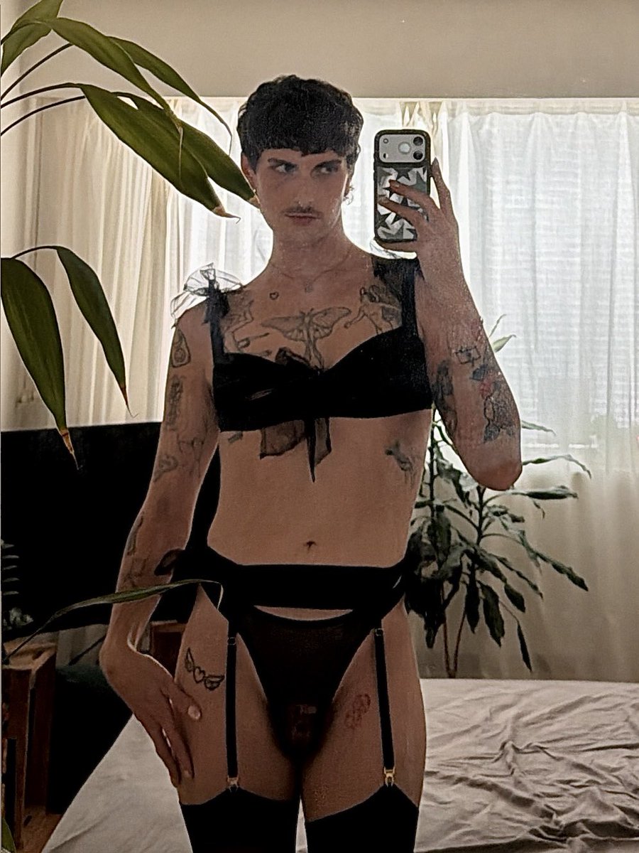 stargirl_pussy's tweet photo. choose your fighter 💋🌸🖤 https://t.co/JdpZsENQWD