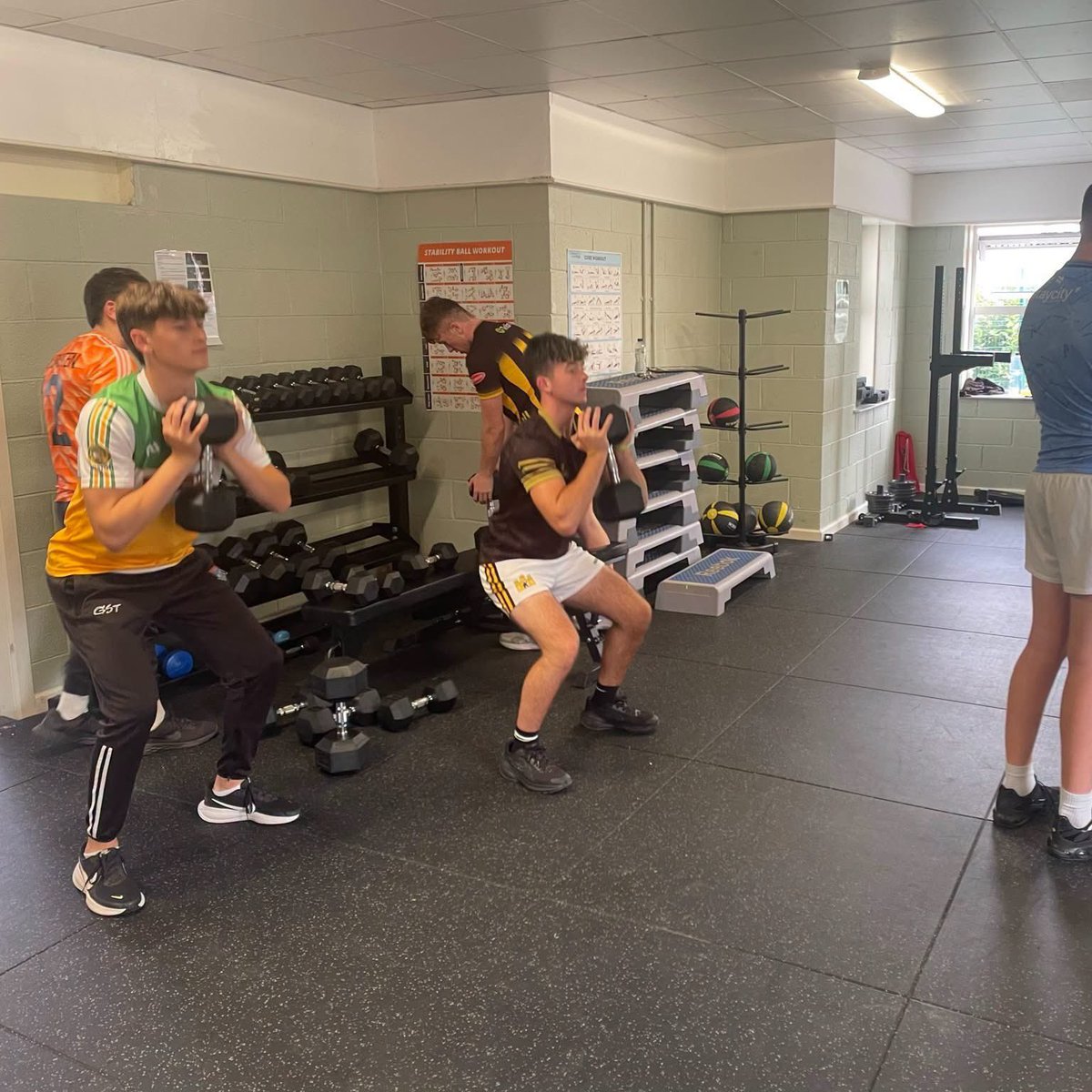 Paudie_'s tweet photo. A great start yesterday in Scoil Aireagail, Ballyhale, as the senior hurling team kicked off their Athletic Development block.💪🏼🏋️
Excellent engagement throughout, and looking forward to the weeks ahead.
#AthleteDevelopment #Hurling #GAA #Kilkenny #Ballyhale https://t.co/9NW6Qclmsj