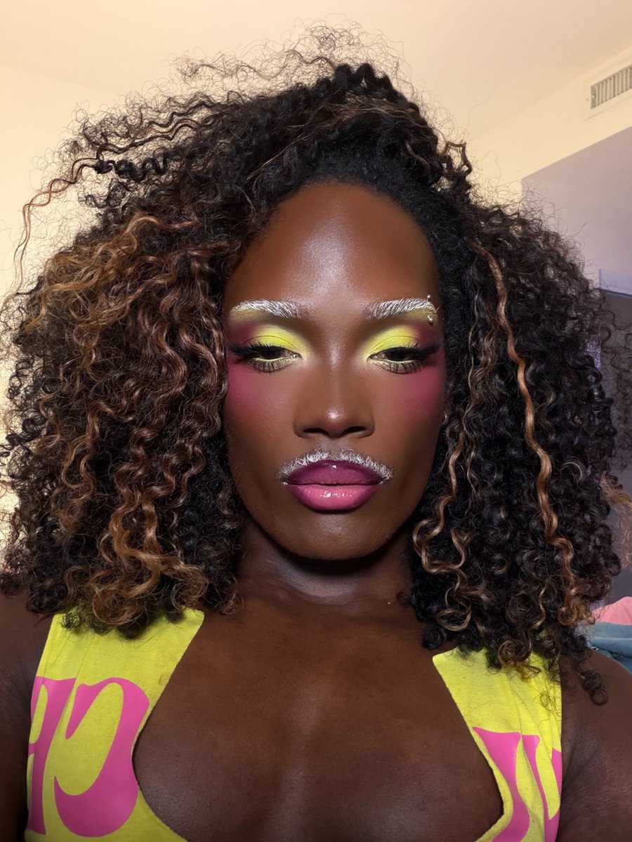 dylandavii's tweet photo. boring makeup is out. https://t.co/x5UeoI2uJM