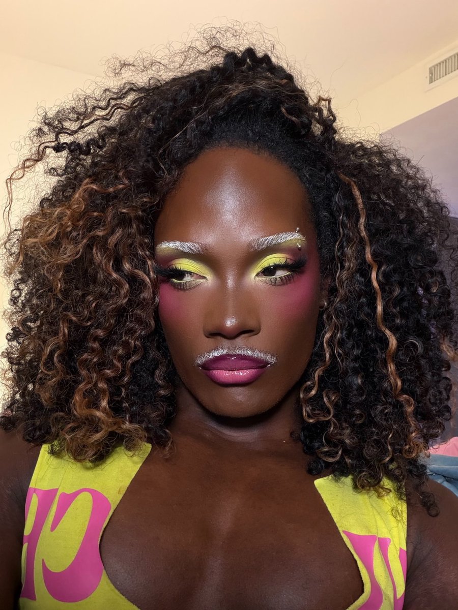 dylandavii's tweet photo. boring makeup is out. https://t.co/x5UeoI2uJM