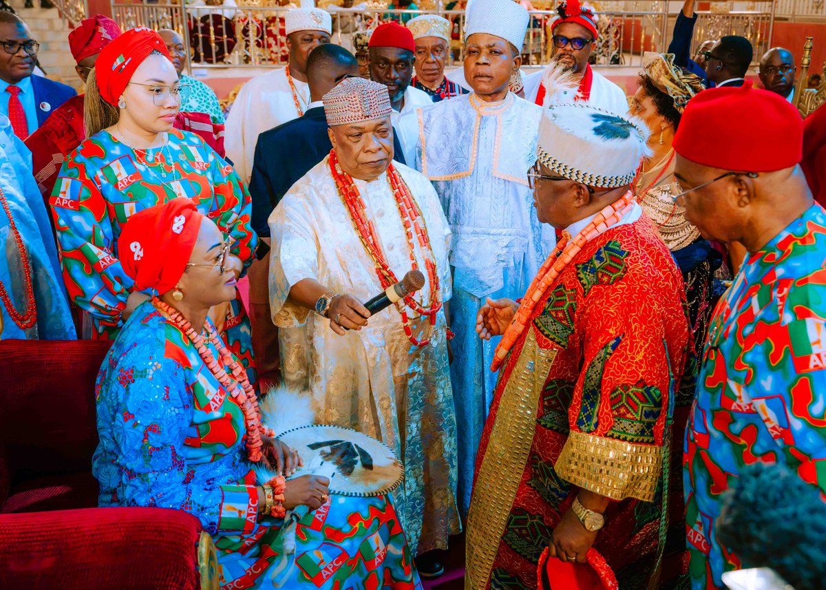 Hope_Uzodimma1's tweet photo. The decoration of the First Lady of Nigeria, Her Excellency, Dist. Sen. Oluremi Tinubu CON @SenRemiTinubu, with the “Oso di Eme” Chieftaincy title by the Traditional Rulers Council of Imo State, at the Eze Imo Palace, is in acknowledgement of the impactful leadership of President Bola Ahmed Tinubu, GCFR.

From the very beginning of the #RenewedHope administration, Her Excellency has consistently complemented the efforts of Mr. President through the Renewed Hope Initiative (RHI), which has implemented numerous empowerment programmes for indigent women and other vulnerable members of our society.

Here in Imo State, beyond empowerment, we have benefited immensely from her numerous acts of magnanimity and support. Her decoration with this prestigious Chieftaincy title therefore represents our profound appreciation for her contributions and support. In recognition of these efforts, we are encouraged to do even more come 2027.

- Hope Uzodimma