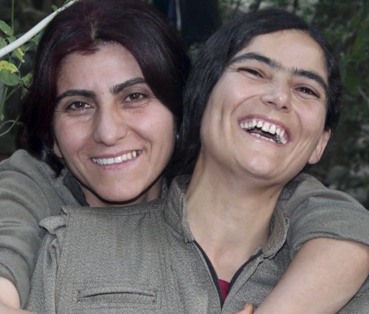 Siya___dare's tweet photo. Ax ji bo carek din me des bida kenê we ma çi nedihat dayîn.
Em êniya we ya piroz maç dikin...
Kibla me wunin... https://t.co/CrfLXIHPQv