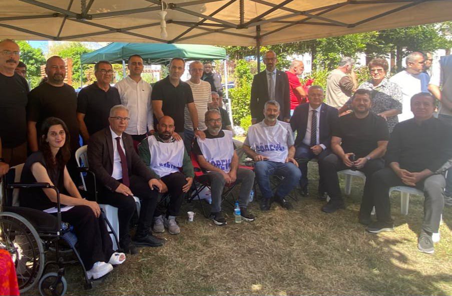egitimis55's tweet photo. ATAKUM BELEDİYESİ İŞÇİLERİ YALNIZ DEĞİLDİR!

Kamu-İş Samsun İl Başkanlığı, Eğitim-İş ve bağlı sendikalarımız   olarak, açlık grevini sürdüren Atakum Belediyesi işçileriyle dayanışmak amacıyla Atakum Belediyesi İşçi Dayanışması Grubu’nu ziyaret ettik https://t.co/KUFqnektaW