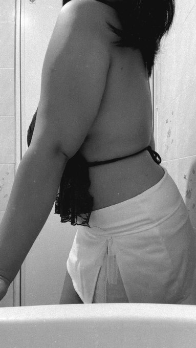 Mallubabez7's tweet photo. He made me dress up yesterday night https://t.co/P9d7BDT2ct