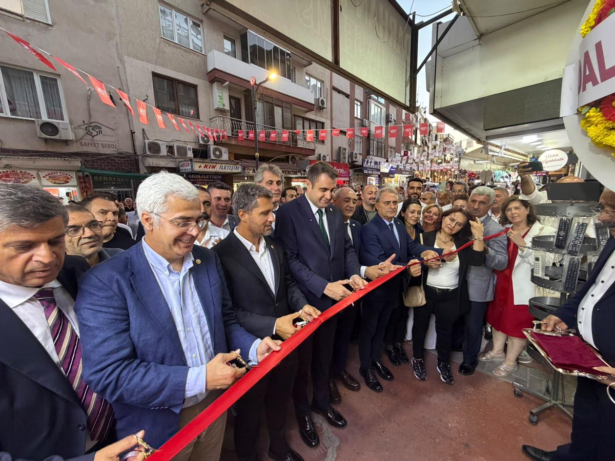 PolatSaroglu's tweet photo. Menemen’de partimizin yeni İlçe Başkanlığı binasının açılışını büyük bir coşku ve heyecanla gerçekleştirdik.

#YENİParti’mizin Türkiye’nin geleceğine dair ortaya koyduğu güçlü irade, bugün ülkemizin dört bir yanında yükselen değişim talebiyle buluşuyor. Açtığımız her kapı, attığımız her adım; halkın iktidarına yürüyüşümüzü daha da güçlendiriyor.

Türkiye değişime, Yeni Parti iktidara hazır!

Yeni ilçe başkanlığı binamızın örgütümüze ve Menemen’e hayırlı olmasını diliyorum.

Yolumuz açık, mücadelemiz ortak, hedefimiz iktidar!