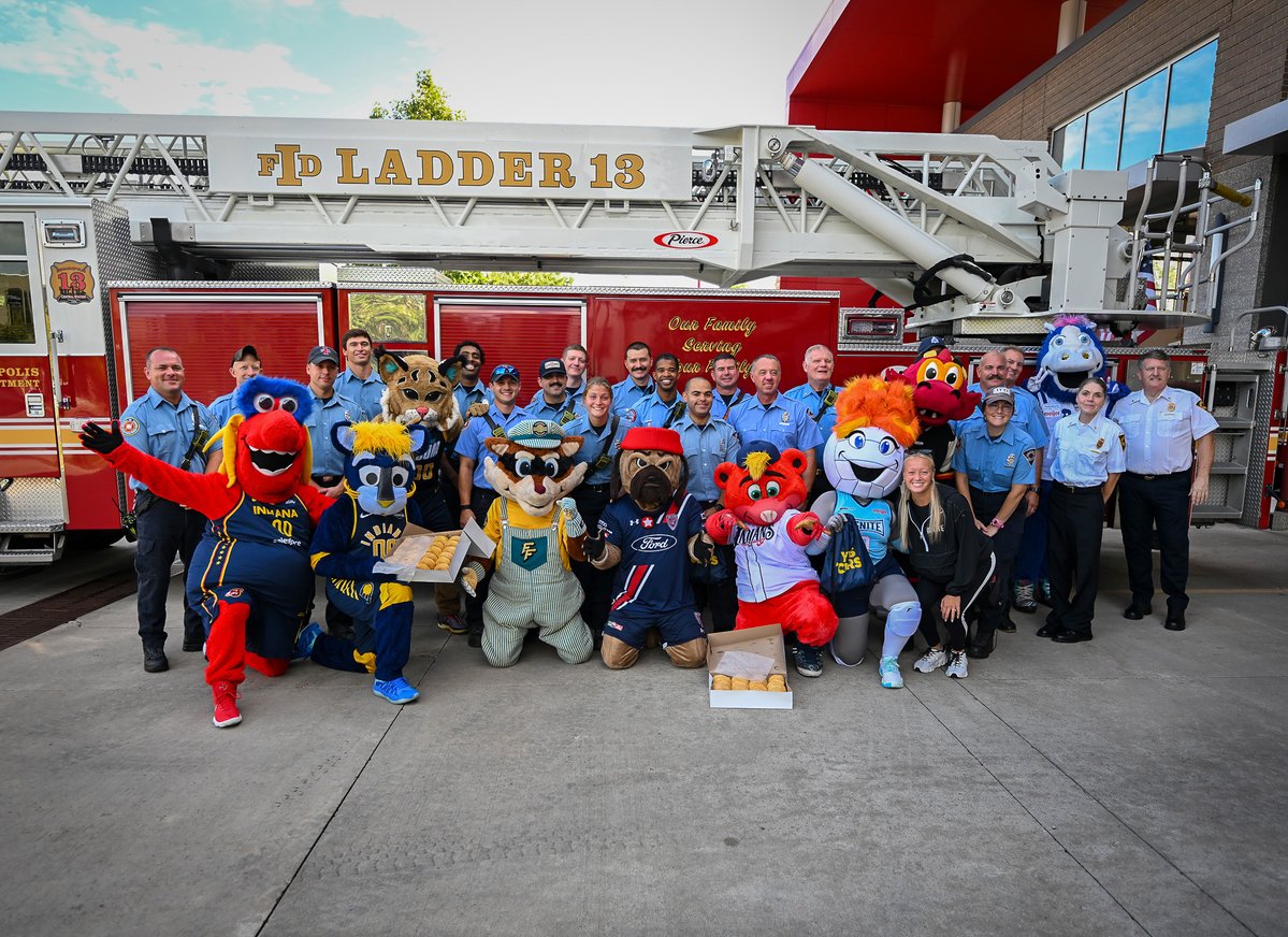 PacersSportsEnt's tweet photo. Today, mascots from across Indy teamed up to surprise local @IMPDnews, @IFD_NEWS, and @IndianapolisEMS  crews with treats and youth care kits, all hand-packed by volunteers from Indy sports organizations. Thanks to our first responders for everything you do! 👏 https://t.co/azHflNylIo