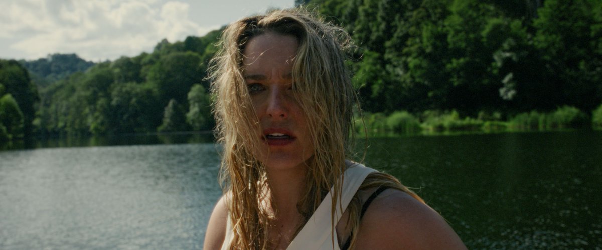 BDisgusting's tweet photo. NEW IMAGES - Jane Levy and Jessica Rothe star in the brutal slasher movie RIVER.

Inspired by classic slasher movies.

Three siblings reunite after the death of their father. They soon realize they’re being stalked by a faceless killer. https://t.co/73vMyOo4OA