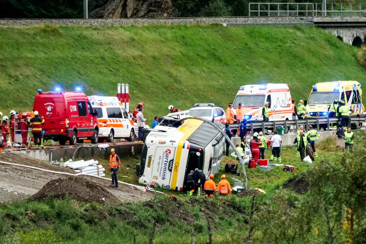 TV2000it's tweet photo. NEWS - Un grave #incidente stradale ha coinvolto nel tardo pomeriggio un autobus turistico con 48 persone a bordo lungo la strada tra #Zernez e #Susch, in Engadina, nel Canton Grigioni, nella Svizzera orientale. Secondo la polizia cantonale, diverse persone sono morte e altre sono rimaste ferite. Il numero esatto delle vittime non è ancora stato reso noto.
Il pullman, con targhe olandesi, apparteneva alla compagnia turistica Oad ed era diretto in Austria. Il gruppo, composto da turisti olandesi, era partito lunedì e aveva programmato nei Grigioni una tappa per un'escursione giornaliera. Per cause ancora da accertare, l'autobus è uscito di strada e si è ribaltato, finendo su un fianco in un prato sotto la carreggiata.
Le operazioni di soccorso sono state imponenti: l'area è stata isolata e sul posto sono intervenuti diversi servizi di emergenza, vigili del fuoco, numerose ambulanze e almeno cinque elicotteri. Le immagini diffuse dai media locali mostrano i soccorritori impegnati intorno al mezzo, mentre proseguono gli interventi per assistere i feriti e ricostruire la dinamica dell'accaduto.
Tra le ipotesi ancora da verificare c'è anche quella che l'incidente possa essere avvenuto in prossimità di un tratto interessato da lavori stradali, circostanza riferita da una residente di Susch e non ancora confermata dalle autorità. Zernez, porta d'accesso al Parco Nazionale Svizzero, è una meta molto frequentata dai turisti durante la stagione estiva.
La Farnesina sta intanto verificando l'eventuale presenza di cittadini italiani a bordo. Il Consolato generale d'Italia a Zurigo è in contatto con le autorità del Canton Grigioni per accertare l'eventuale coinvolgimento di connazionali.
Foto ANSA
EPA/ENGADINER POST/JON DUSCHLETTA
#10settembre #switzerland