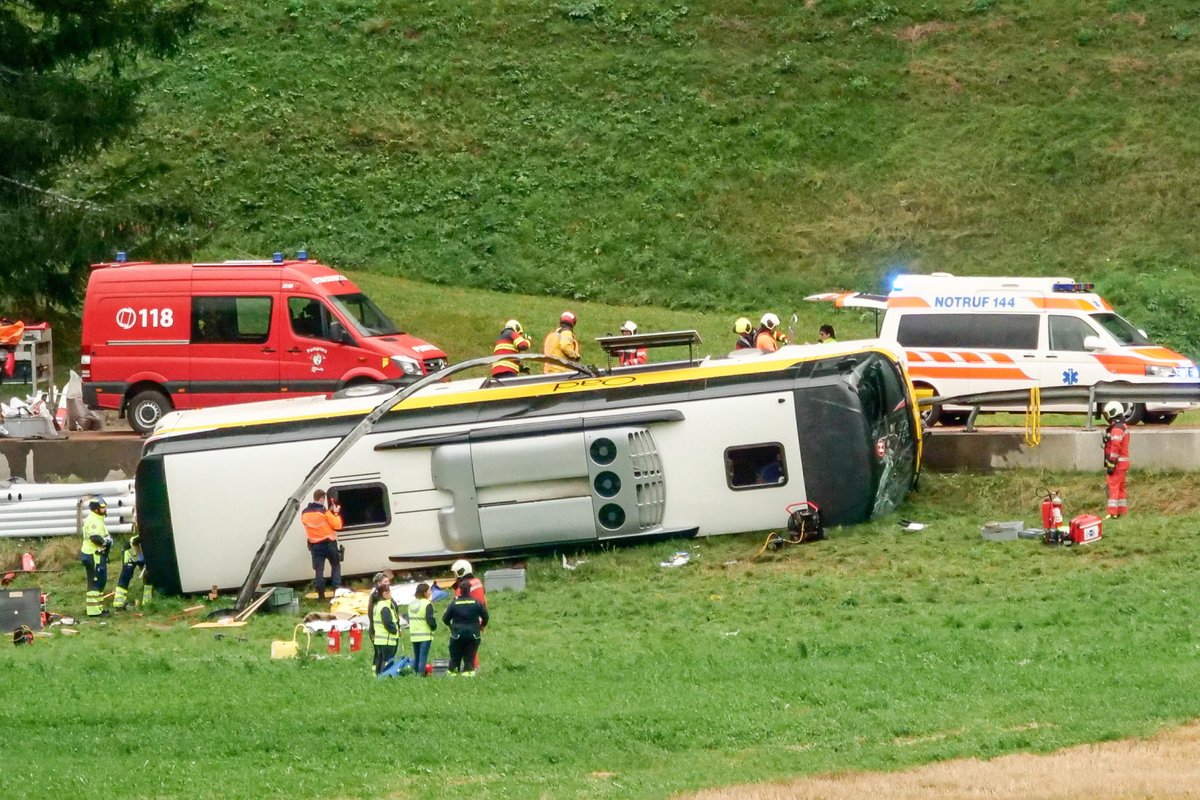 TV2000it's tweet photo. NEWS - Un grave #incidente stradale ha coinvolto nel tardo pomeriggio un autobus turistico con 48 persone a bordo lungo la strada tra #Zernez e #Susch, in Engadina, nel Canton Grigioni, nella Svizzera orientale. Secondo la polizia cantonale, diverse persone sono morte e altre sono rimaste ferite. Il numero esatto delle vittime non è ancora stato reso noto.
Il pullman, con targhe olandesi, apparteneva alla compagnia turistica Oad ed era diretto in Austria. Il gruppo, composto da turisti olandesi, era partito lunedì e aveva programmato nei Grigioni una tappa per un'escursione giornaliera. Per cause ancora da accertare, l'autobus è uscito di strada e si è ribaltato, finendo su un fianco in un prato sotto la carreggiata.
Le operazioni di soccorso sono state imponenti: l'area è stata isolata e sul posto sono intervenuti diversi servizi di emergenza, vigili del fuoco, numerose ambulanze e almeno cinque elicotteri. Le immagini diffuse dai media locali mostrano i soccorritori impegnati intorno al mezzo, mentre proseguono gli interventi per assistere i feriti e ricostruire la dinamica dell'accaduto.
Tra le ipotesi ancora da verificare c'è anche quella che l'incidente possa essere avvenuto in prossimità di un tratto interessato da lavori stradali, circostanza riferita da una residente di Susch e non ancora confermata dalle autorità. Zernez, porta d'accesso al Parco Nazionale Svizzero, è una meta molto frequentata dai turisti durante la stagione estiva.
La Farnesina sta intanto verificando l'eventuale presenza di cittadini italiani a bordo. Il Consolato generale d'Italia a Zurigo è in contatto con le autorità del Canton Grigioni per accertare l'eventuale coinvolgimento di connazionali.
Foto ANSA
EPA/ENGADINER POST/JON DUSCHLETTA
#10settembre #switzerland