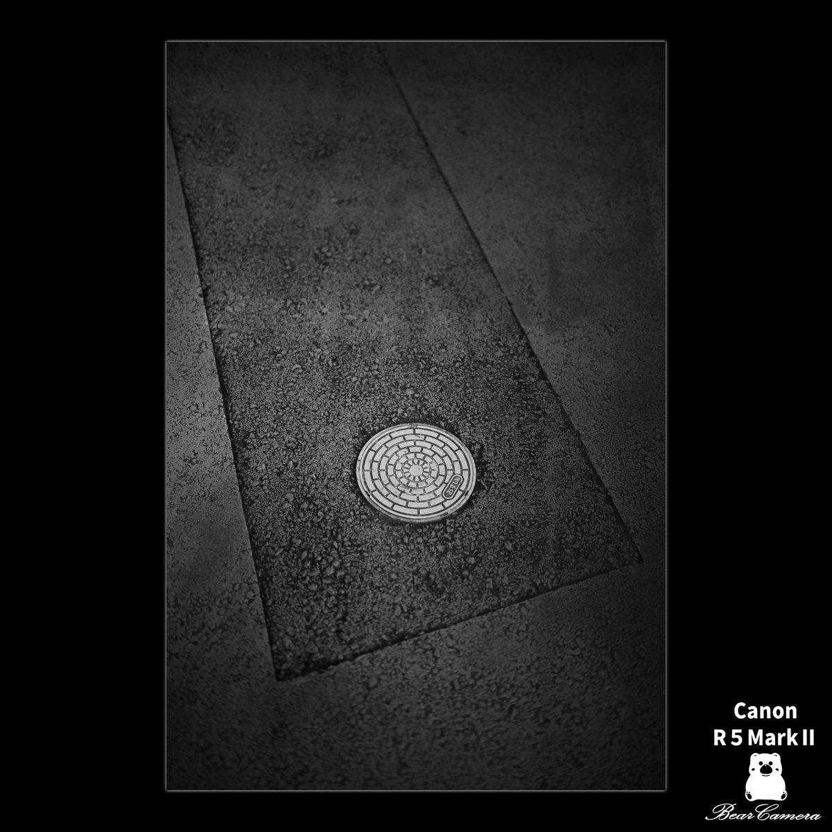 Nya1597994's tweet photo. モノクロな散歩　マンホール
A Walk in Black and White
私の心を動かしたこと、もの
Things that moved my heart
#canon #eosr5 #monochromephotos https://t.co/DXEw7gj8fF