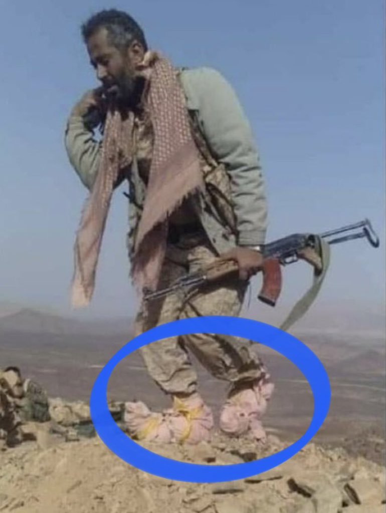 MARAL42126's tweet photo. والله ان هذا المشهد يكفي ليعرف العالم من هم انصار الله... 
جراح في الاقدام و عزيمة في السماء 
مااعظمكم يا اهل اليمن🇾🇪 https://t.co/obPcIVJOPJ