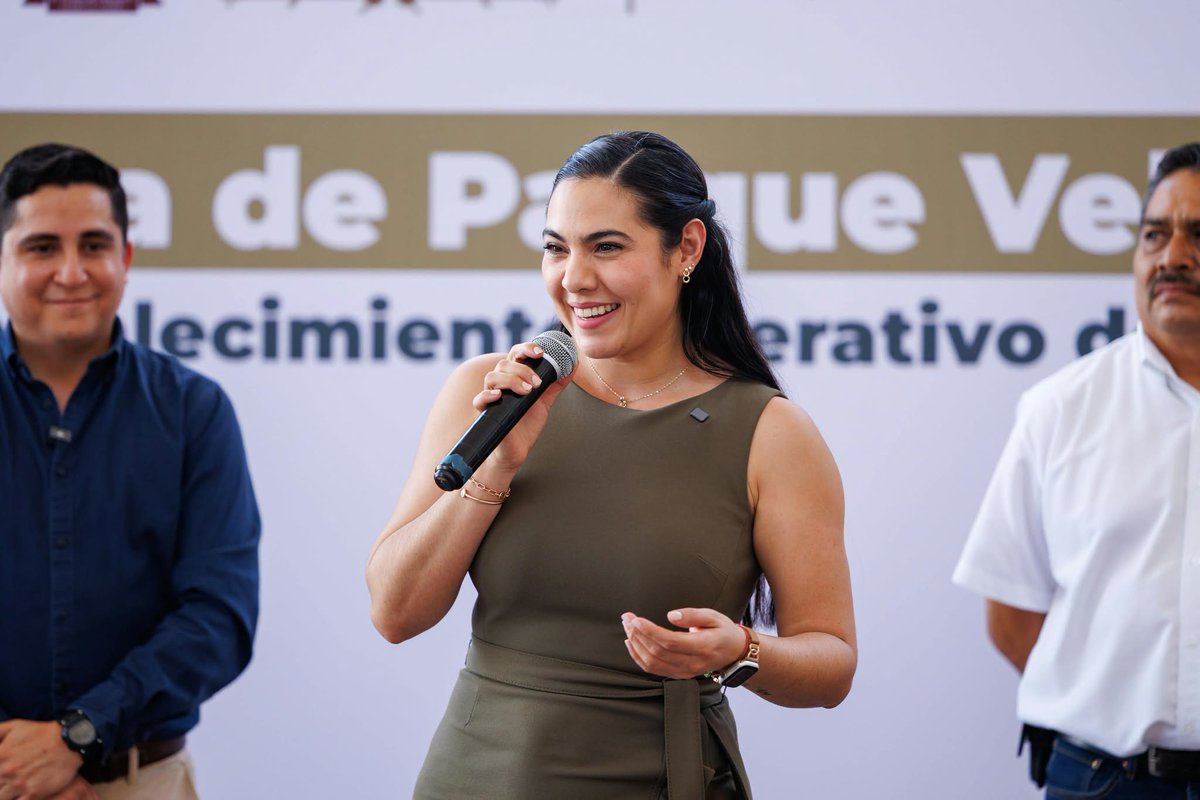 gobiernocolima's tweet photo. Con una inversión cercana a 9.6 millones de pesos, la gobernadora @indira_vizcaino Silva entregó vehículos a distintas áreas operativas de Ciapacov, mejorando las herramientas con las que el organismo atiende diariamente a Colima y Villa de Álvarez. 🚚💧

La mandataria señaló que una administración más eficiente de los recursos de la planta de tratamiento genera ahorros mensuales de 2.7 millones de pesos, permitiendo dejar atrás la crisis financiera que enfrentaba la institución.