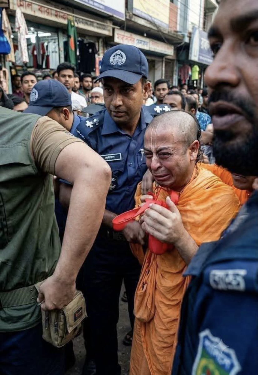 ArifaRahmanRuma's tweet photo. These muted cries and tears will not be in vain. The whole country cries in solidarity with Chinmoy Krishna Das. https://t.co/h5s2arCc5Z