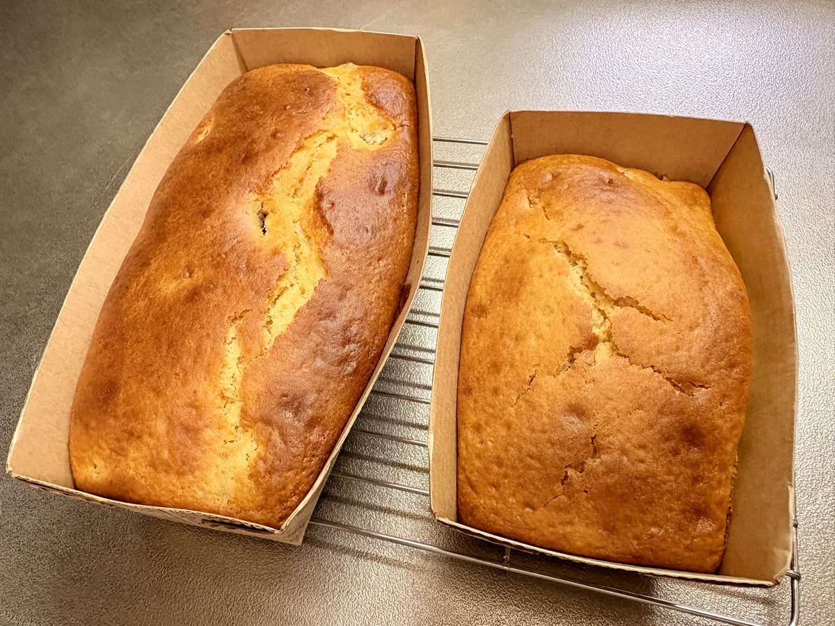 tororo_1839's tweet photo. さつまいもとヨーグルトのパウンドケーキ！焼けました〜( ¨̮ )🤍いい香りです。
今日のおやつにします！たのしみ。

【レシピメモ】(約150kcal/1人前/24円)
業スーのホットケーキミックス200g
ヨーグルト150g
たまご2個
きび砂糖20g
米油大さじ1
さつまいも100g
シナモン少々
#節約おやつ https://t.co/mJpbZB4oE7