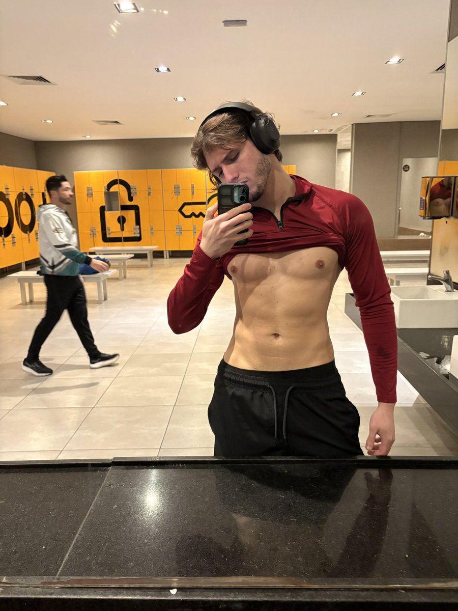 vinyhribeiro_'s tweet photo. Treino bom👅 https://t.co/nuE9YLPcDl