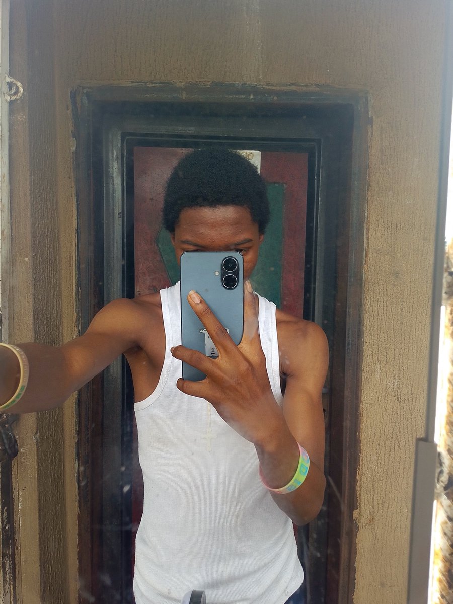 IAMWORLDBEST_'s tweet photo. @OWOLAFE_aye @SON_OF_ABUTU Selfcut Taper on the sides 😌🔥 https://t.co/jqyUVHRxLs