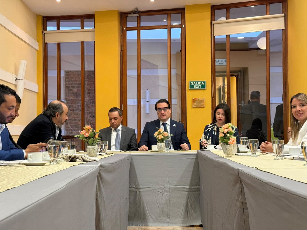 GonzaloBaute's tweet photo. Las cárceles no pueden seguir siendo centros de operaciones para extorsionar y ordenar crímenes en total impunidad.

Como bancada de @PCambioRadical nos reunimos con el ministro de Justicia
Iván Cancino para respaldar una reforma que reduzca la impunidad, fortalezca el sistema judicial y entregue herramientas firmes contra el delito.

¡El país necesita autoridad!