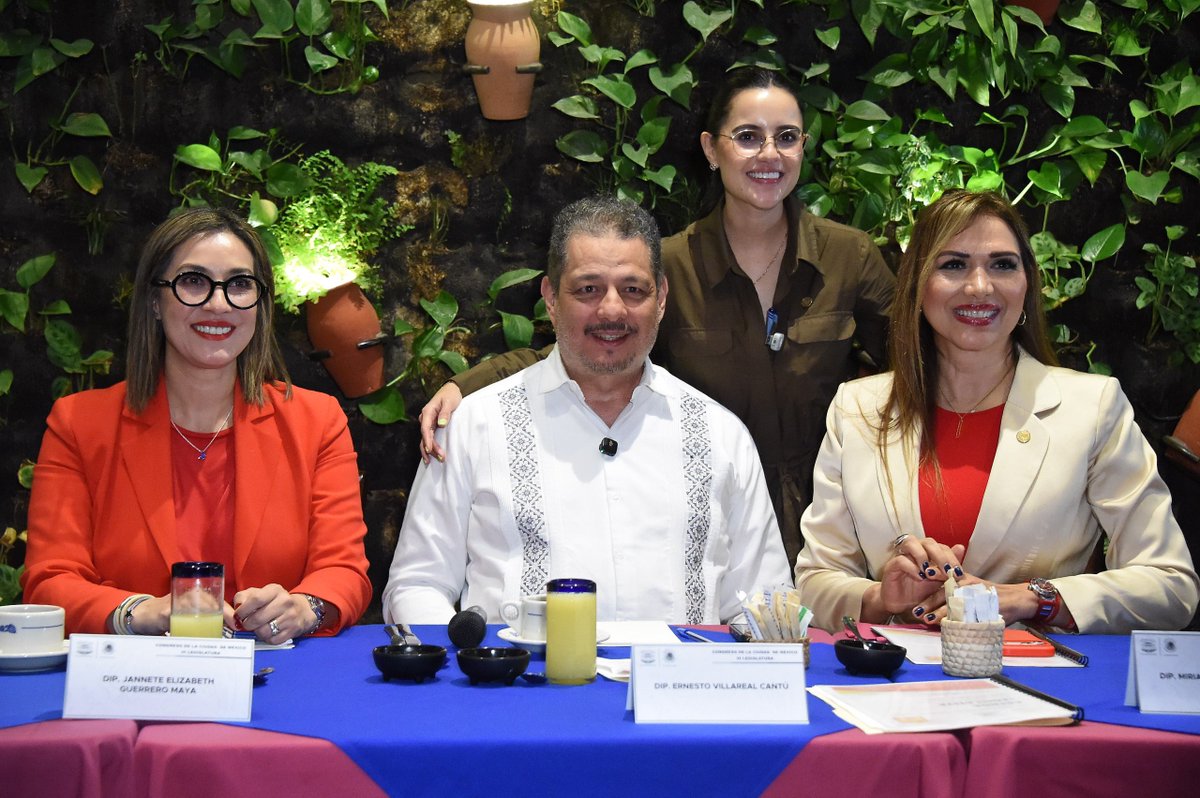jguerreromaya's tweet photo. 🎤 Nos reunimos con reporteras y reporteros del #CongresoCDMX para abordar nuestras prioridades legislativas.📝

El PT continuará siendo un aliado esencial de la Cuarta Transformación, y la nueva esperanza de México y de la capital.🇲🇽❤️💛 https://t.co/4mklrZqM36