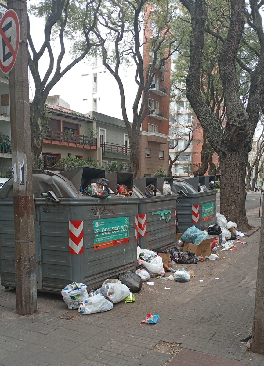 AltaFachaUy's tweet photo. Por que hay que vivir así? 
Le pasamos por al lado a todo esto diariamente y ya no nos llama la atención. 

No quiero vivir entre la basura. 
No quiero esto para Montevideo.

(No va a faltar el ⚽udo que me diga "Tinis un cilular para llimir y li limpian insiguidi") 🤮 

#36añosDeDecadenciaEnMVD