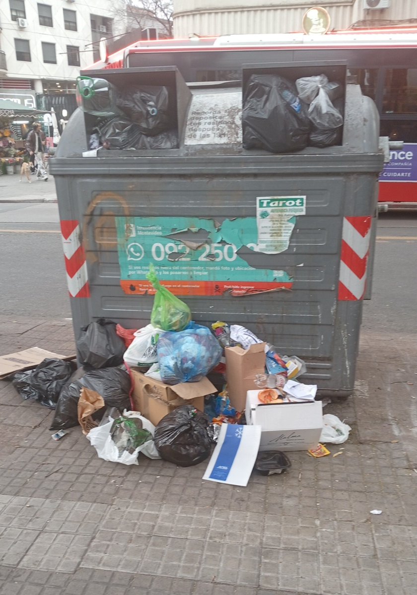 AltaFachaUy's tweet photo. Por que hay que vivir así? 
Le pasamos por al lado a todo esto diariamente y ya no nos llama la atención. 

No quiero vivir entre la basura. 
No quiero esto para Montevideo.

(No va a faltar el ⚽udo que me diga "Tinis un cilular para llimir y li limpian insiguidi") 🤮 

#36añosDeDecadenciaEnMVD