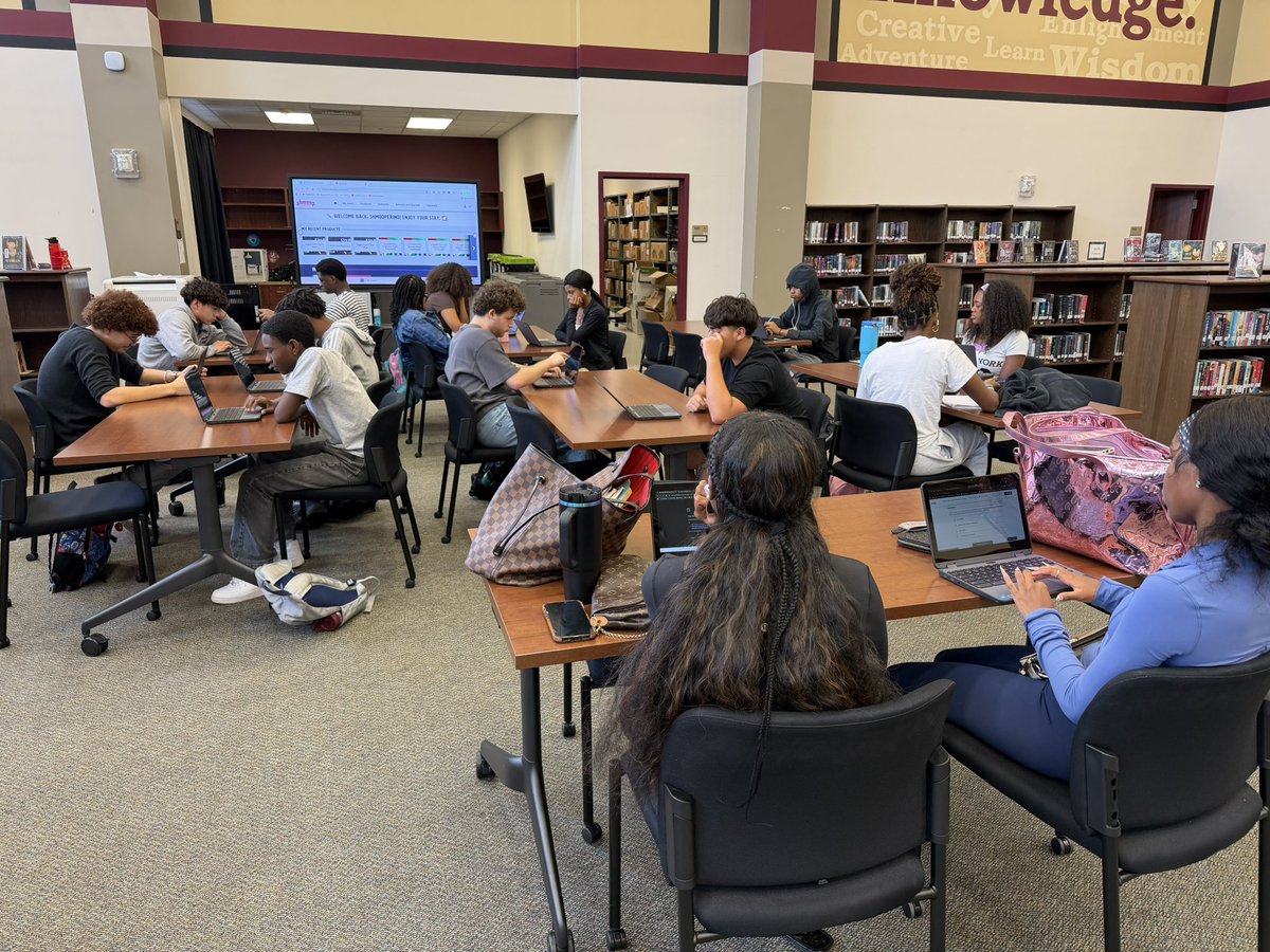 HartlineLindsey's tweet photo. Thank you to the students who stayed afterschool today to SAT prep for Saturdays exam. 🎉🙌 Good luck 🍀 to all of you. @HumbleISD @HumbleISD_AVID #Shmoop https://t.co/Qwieq8hKIv