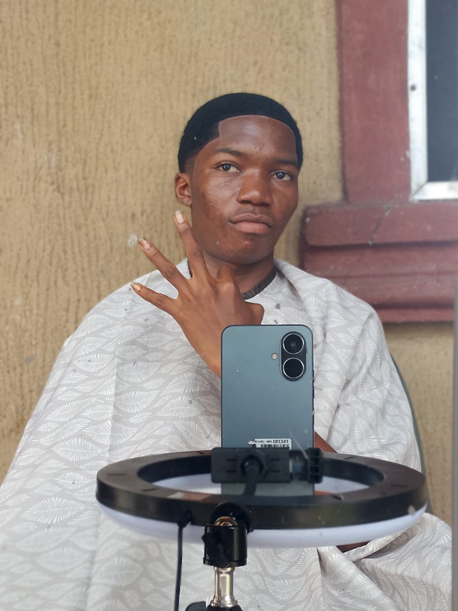 IAMWORLDBEST_'s tweet photo. @OWOLAFE_aye @SON_OF_ABUTU Selfcut Taper on the sides 😌🔥 https://t.co/jqyUVHRxLs