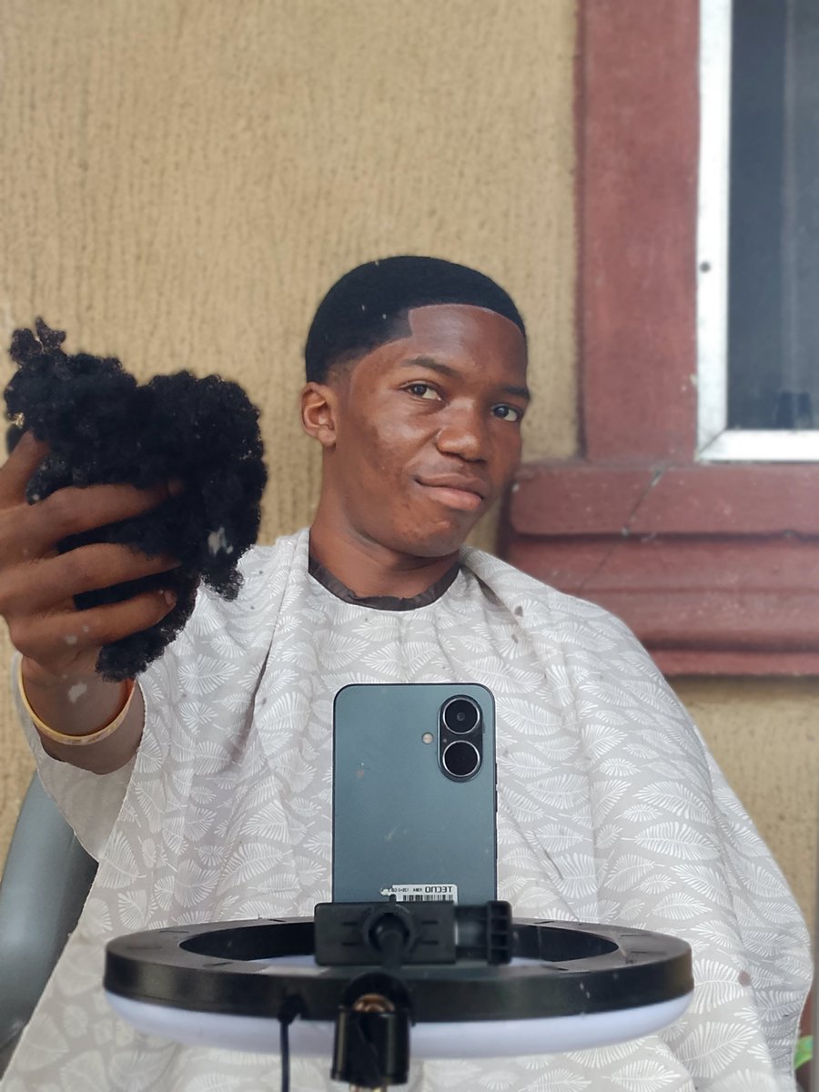 IAMWORLDBEST_'s tweet photo. @OWOLAFE_aye @SON_OF_ABUTU Selfcut Taper on the sides 😌🔥 https://t.co/jqyUVHRxLs