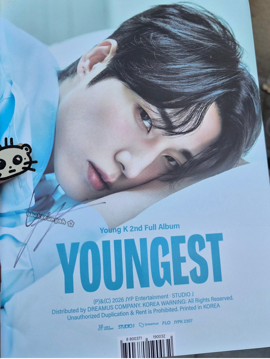 bbokseungah's tweet photo. 영케이랑 매니저님 너무 감사합니다... 😭😭😭🫶🫶🫶

i was across the street and there were cars inbtwn us so i really didnt expect this but his manager saw me after he waved at me then the manager crossed the street to take my album for him to sign!!! i really wasnt expecting a signature or anything especially bc i arrived kinda late i was just here to see him 😭🫶 i was really sad that i wasnt able to see his solo concert when i was in korea so this really means the world to me right now thank you 🥹
#영케이 #youngk