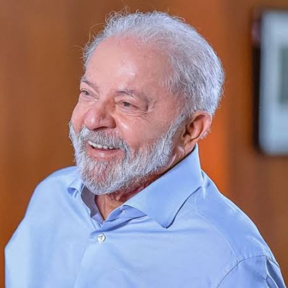 JFreiress_'s tweet photo. Ronaldo Caiado às 10:00: "O Lula está velho e não aguenta mais quatro anos de mandato".

​Ronaldo Caiado às 14:00: "Preciso me internar no hospital".

​O Caiado passa o dia todo bancando o machão e chamando o Lula de velho, mas basta pegar uma simples faringite para correr para o hospital e tomar medicação na veia.