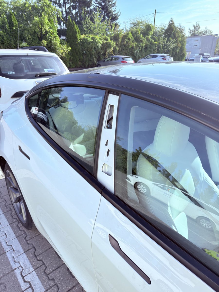 TeslaNewswire's tweet photo. 🔥 The first HW4-retrofitted 2022 Tesla Model 3 is now fully operational, including the latest FSD (Supervised) v14!

The retrofit, described as a “nightmare,” required:

✅ HW4 computer replacement
✅ ECU modifications
✅ Camera adapters — no need to replace the camera cables
✅ New windshield
✅ Different camera mounts
✅ Headliner modifications

While the retrofit is technically possible, it seems unlikely that Tesla will offer a paid HW4 upgrade in the future.