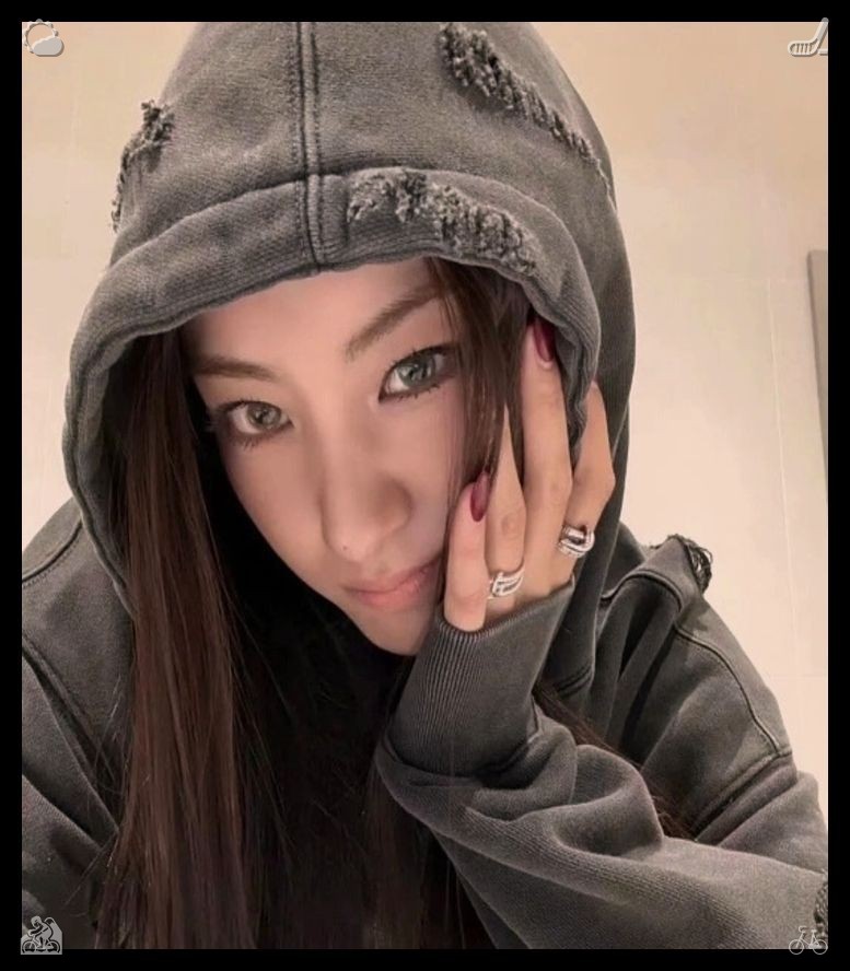 IsacattSerena's tweet photo. 😴Beach photo Sun and sandI change into a spare shirt I keep in my bag, and then sit down at my desk. I make a cup of hot tea, wrapping my hands around the warm mug. The tea helps warm me up, and I feel better. https://t.co/Th8nzOIaSx