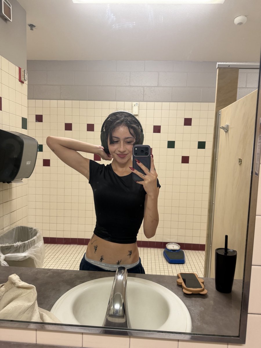 ivvyval's tweet photo. Just finished a two hour gym session, knees weak balls sweaty https://t.co/333iXECvYZ