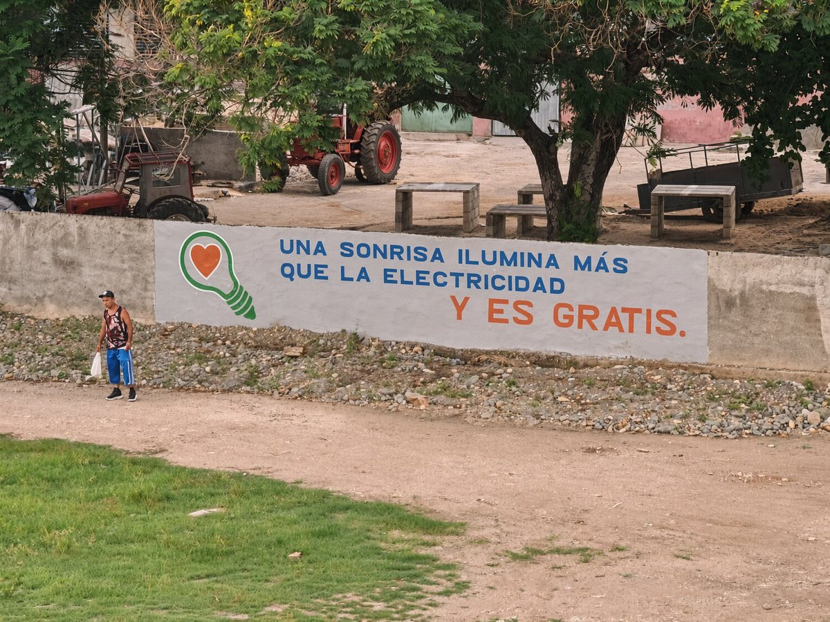 unguajirocubano's tweet photo. Conectemos el Sistema Eléctrico Nacional a la sonrisa de Bruno, por reírse tanto del pueblo y de la comunidad internacional; quizás encontremos la solución de los apagones ahí. https://t.co/dtrRBF7qWe
