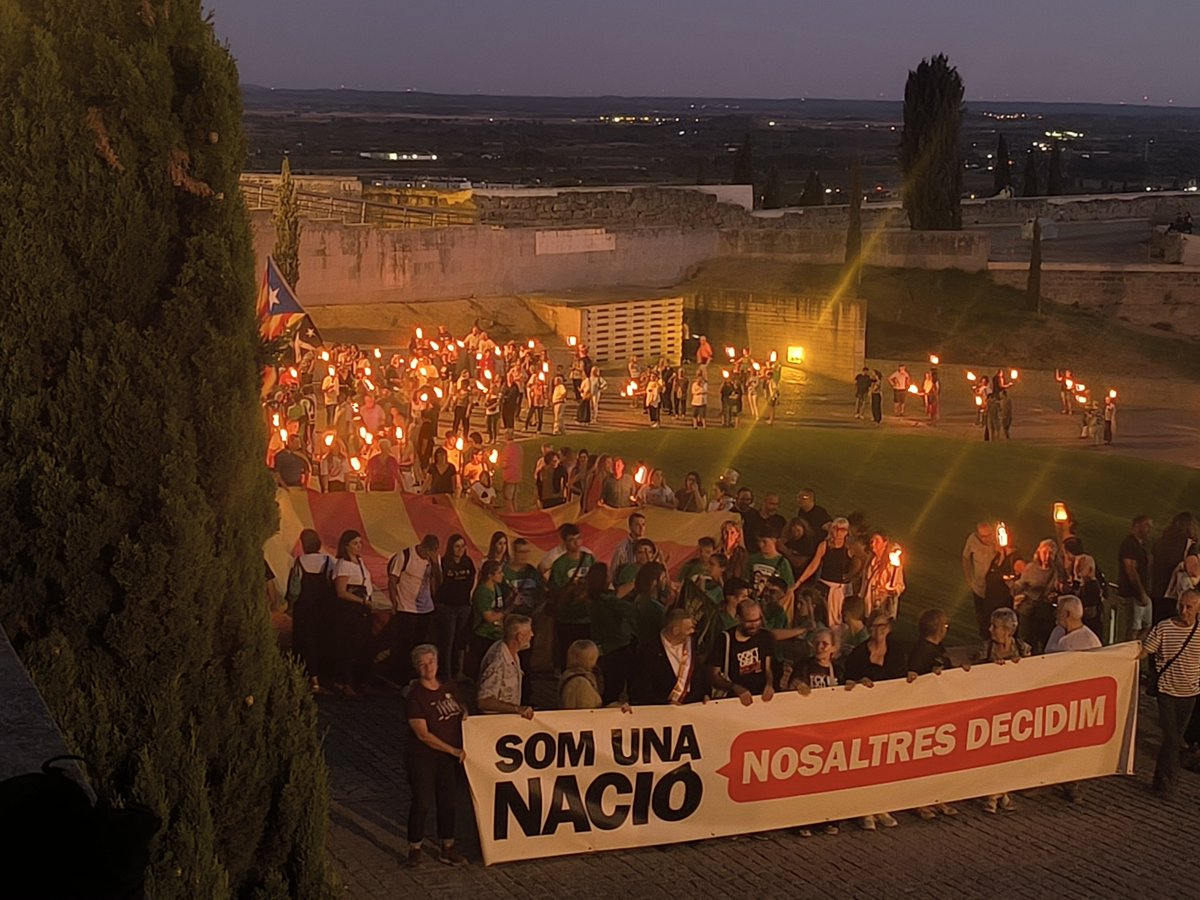 jordialsinaa's tweet photo. La foscor de la nit es torna llum a #Lleida. 🕯️ Un any més, la #MarxadeTorxes ha parlat alt i clar: Ponent no defalleix en la reivindicació d'una República Catalana independent. Orgull de ciutat i de país! ✊
#11S2026 #Independència #Ponent #CantairesDePonent
@ANCLleidaSegria https://t.co/W019k3RCuF