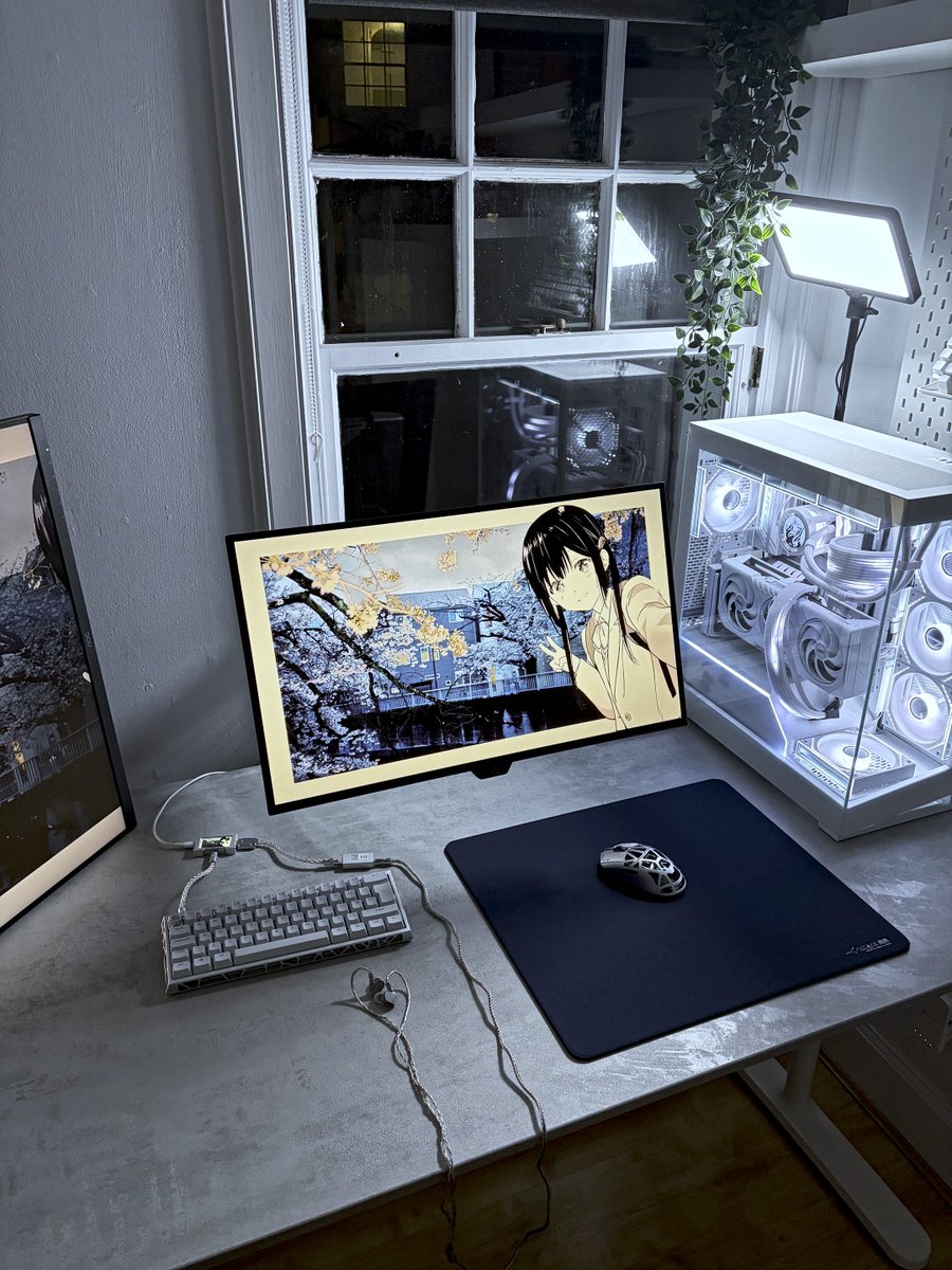 AsTech28's tweet photo. hi lol #desksetup https://t.co/zRTK3wkzqX