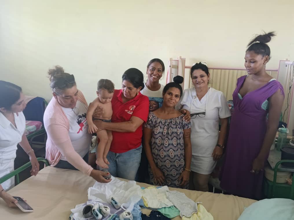 SaludDPinar's tweet photo. Se realiza entrega de ropa de canastilla a tres gestantes vulnerables ingresadas en el Hogar Materno Justo Legón Padilla por parte de las Vice intendentes. #CubaPorLaSalud
#Pinar https://t.co/jvTBK73wvx