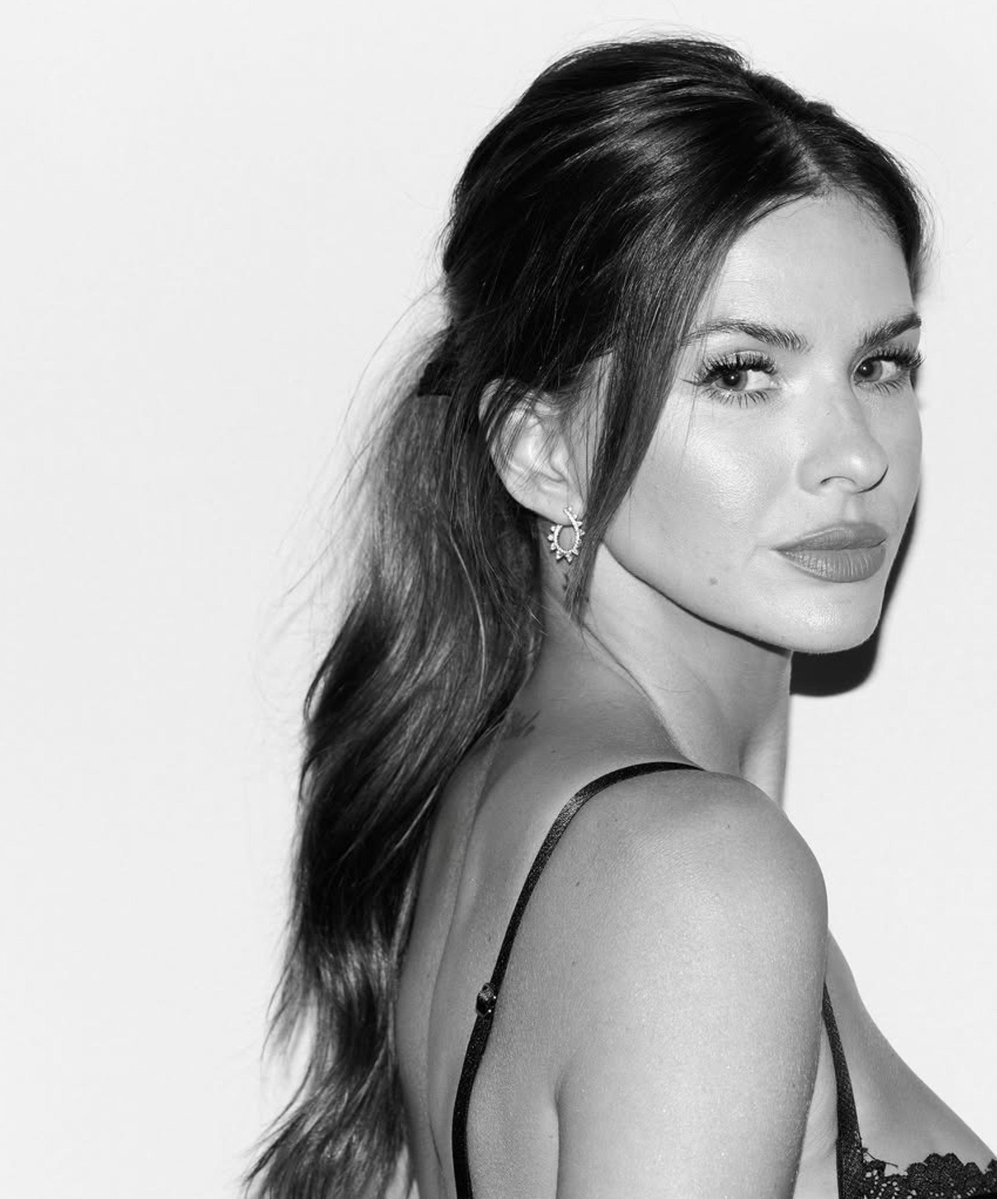 LOVECHIDIN's tweet photo. REINA EN BLANCO Y NEGRO 
#ChinaSuarez 
En el Barro 2 https://t.co/ZTDAO5UhLp