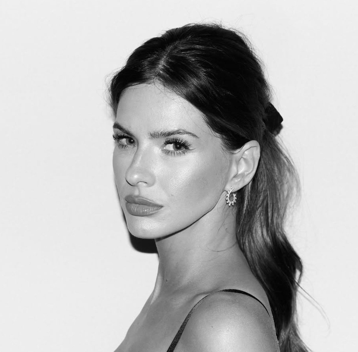 LOVECHIDIN's tweet photo. REINA EN BLANCO Y NEGRO 
#ChinaSuarez 
En el Barro 2 https://t.co/ZTDAO5UhLp