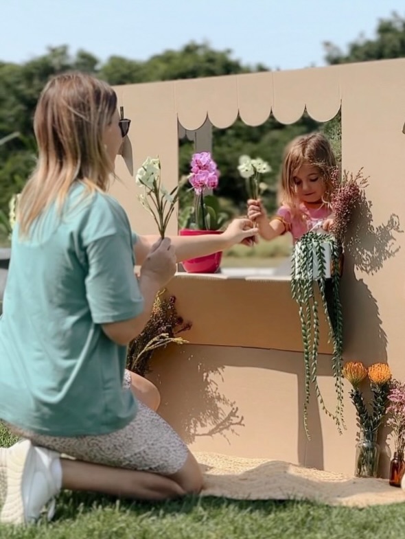webergarcia1's tweet photo. Turn Our Little Beehive Store into the perfect flower shop. Order your cardboard creation today. Delivered to your door in 2–4 working days, depending on location. DM @little_beehive_ for details. https://t.co/mYz27IeoeT