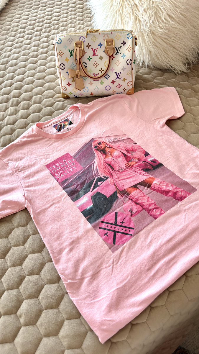 Teslagirl18's tweet photo. My shirt for X-Takeover arrived, can’t wait to wear it! Glad I went wt Pink. Thanks @Smokehbear https://t.co/nEDQyfLt0J