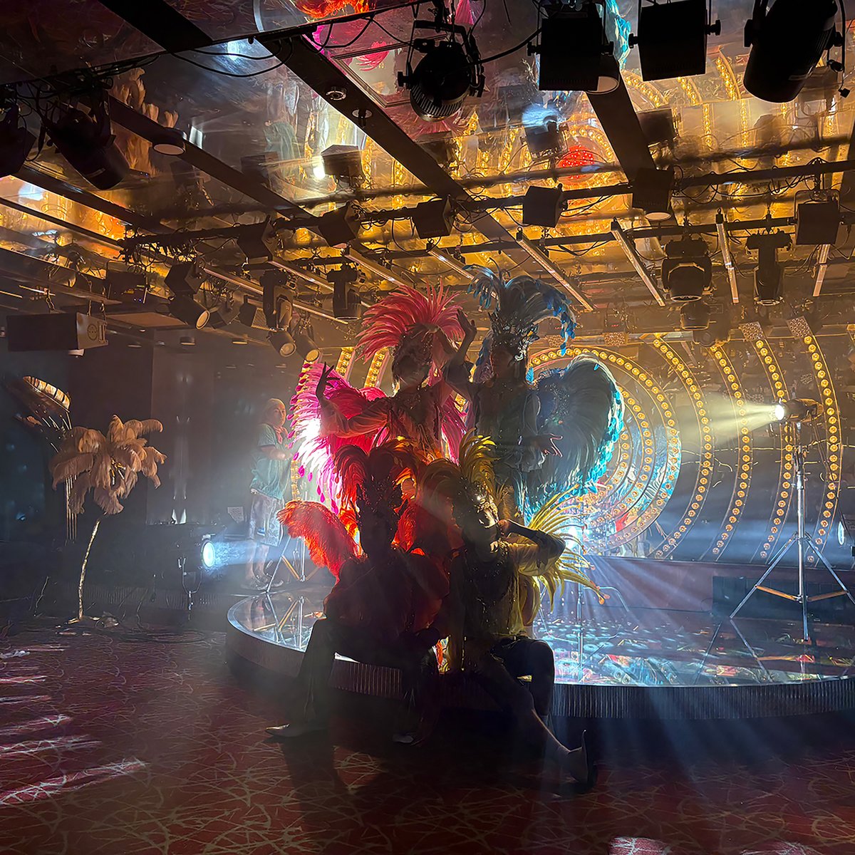 au_official's tweet photo. 今話題のあの4人組と、
2つのMVを公開します。
こちらはつながる喜びを伝えるバリサンバver.です。 https://t.co/KZreMhzP8h