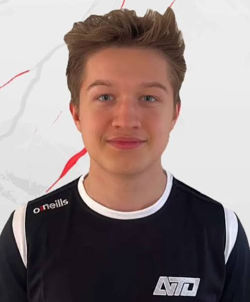 EisiWRLD's tweet photo. Fortnite Pro “Deckzee” says he won’t be upgrading to the iPhone 18 Pro  

“For me, 17 is just perfect.” https://t.co/taKsTkvWRn