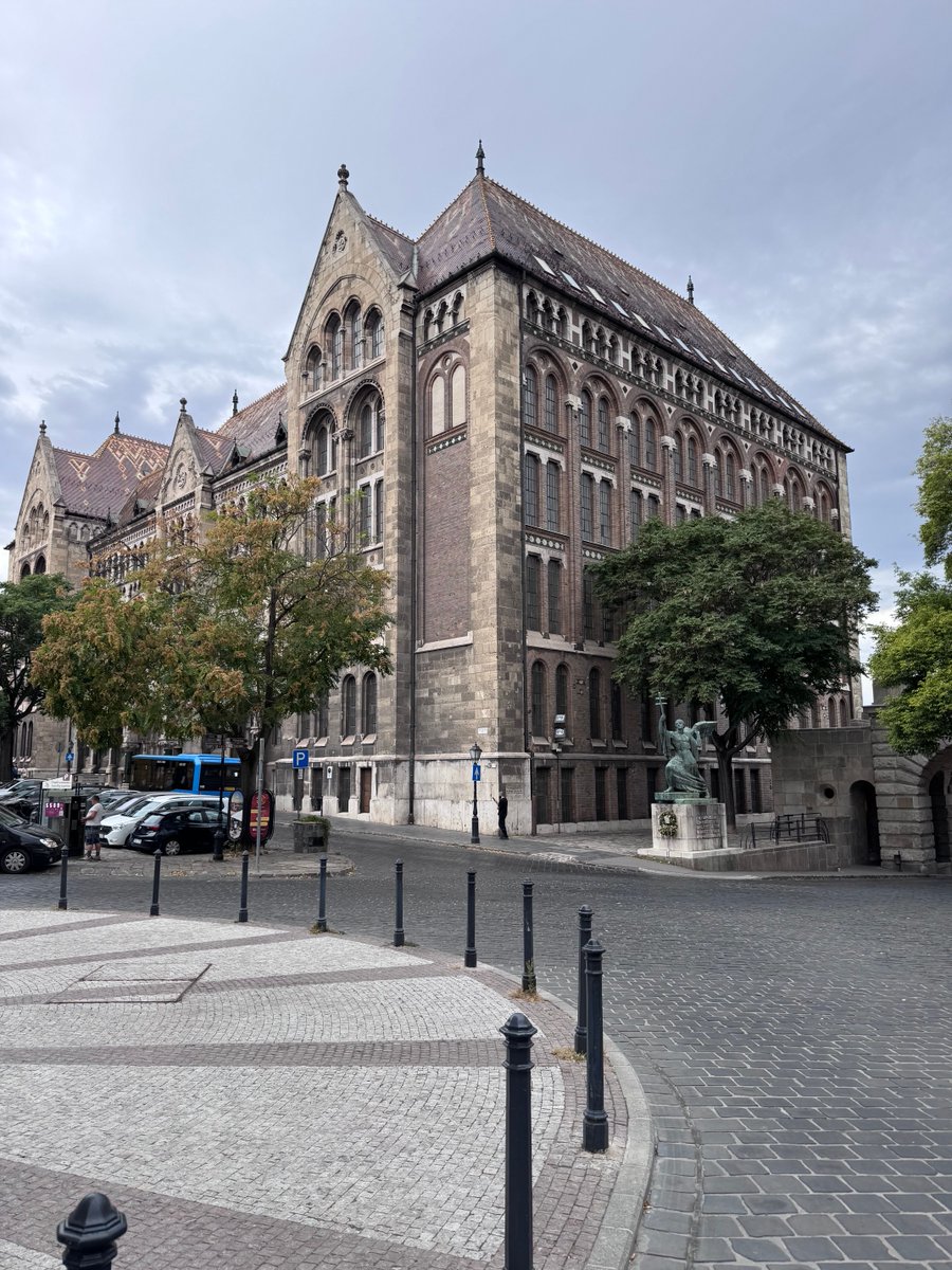 UOHaleyLab's tweet photo. Various scenes from Budapest - a surprisingly beautiful (to me at least) city! Soooooo much culture and architecture. While I did not know what to expect, it has far exceeded expectations. Some 16,000 steps and multiple tram/Uber rides today, and I am completely POOPED!!! https://t.co/6L0Nz3s2aC