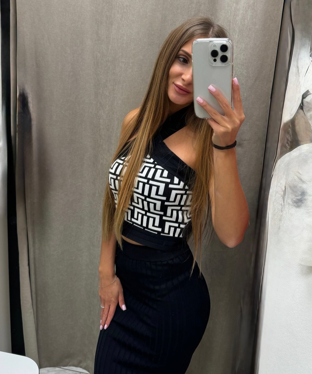 IrisBennett666's tweet photo. Today's OOTD is simple yet elegant ✨ https://t.co/LLcxcOJveZ