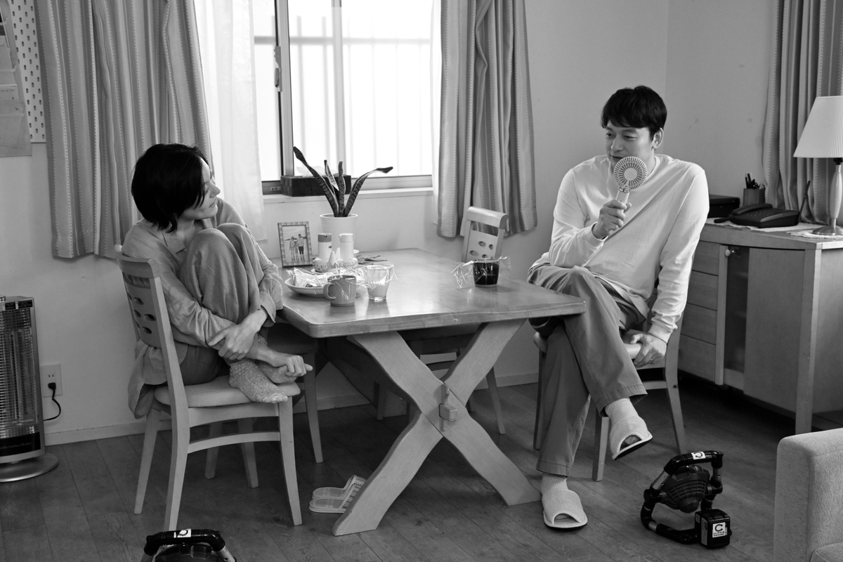 drama_wowow's tweet photo. ■□#虚ろな十字架ーbehindthescenesー□■
　
【第1話 メイキング➂】
11年前の中原と小夜子の自宅シーン📸

撮影の合間に談笑する
#香取慎吾 さんと鈴木杏さん✨
シリアスな場面の裏側で和やかなひととき。

✛連続ドラマＷ　東野圭吾「虚ろな十字架」✛

第2話 9/13(日)午後10:00放送・配信

#WOWOW https://t.co/DIIaUmTGdY
